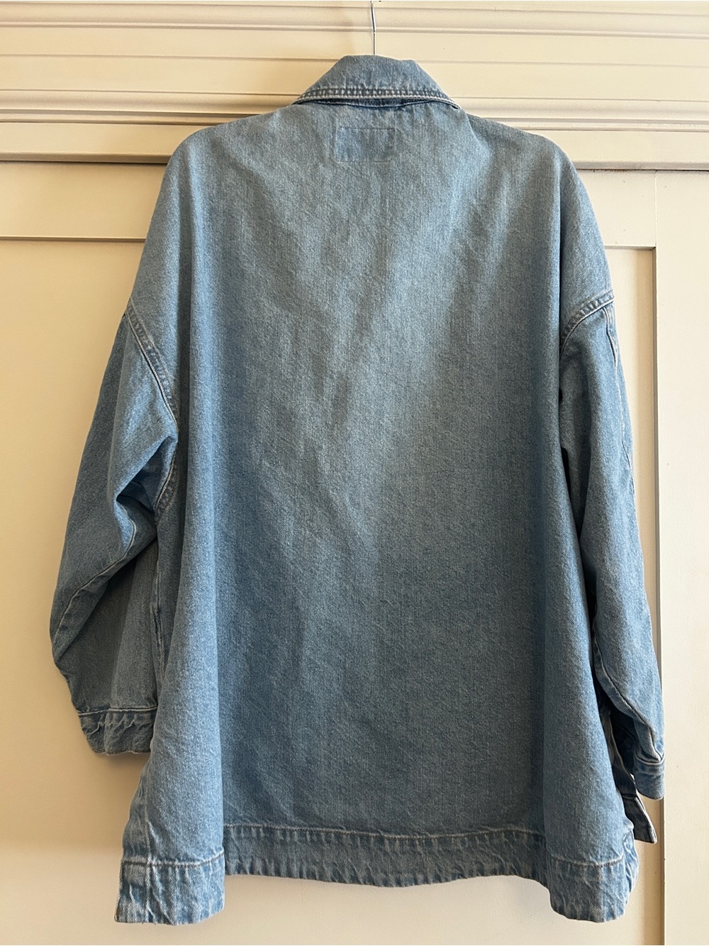WE THE FREE FREE PEOPLE LIGHTWEIGHT OVERSIZED DENIM JACKET!! - Picture 4 of 5